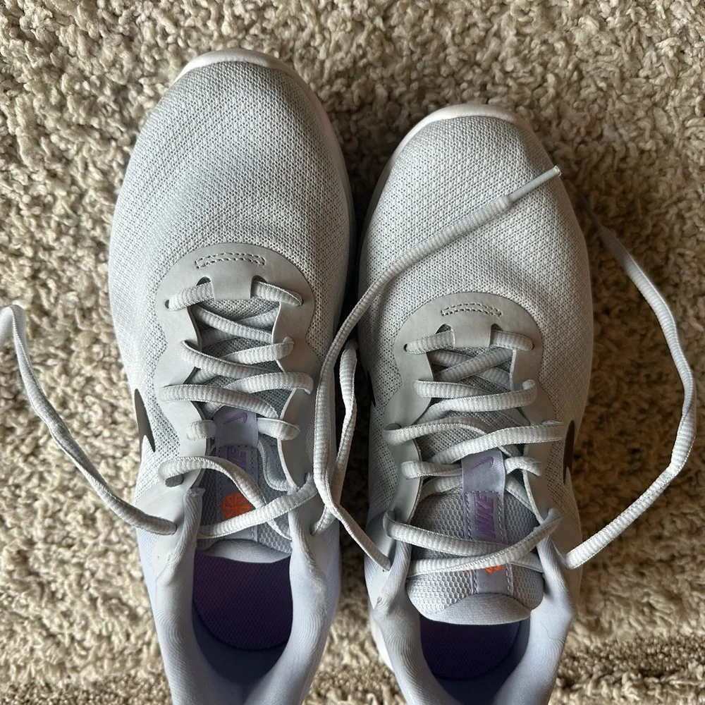 Women’s Nike athletic shoes - Picture 2 of 6